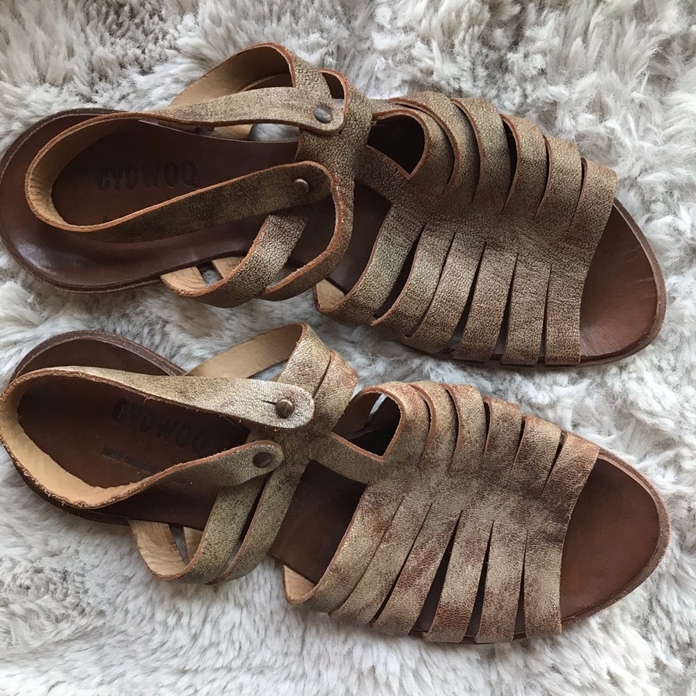 Cydwoq sandals metallic tan/bronze